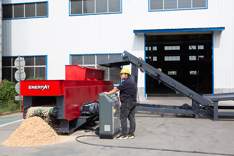 machine to make wood shavings 木くずを作る機械