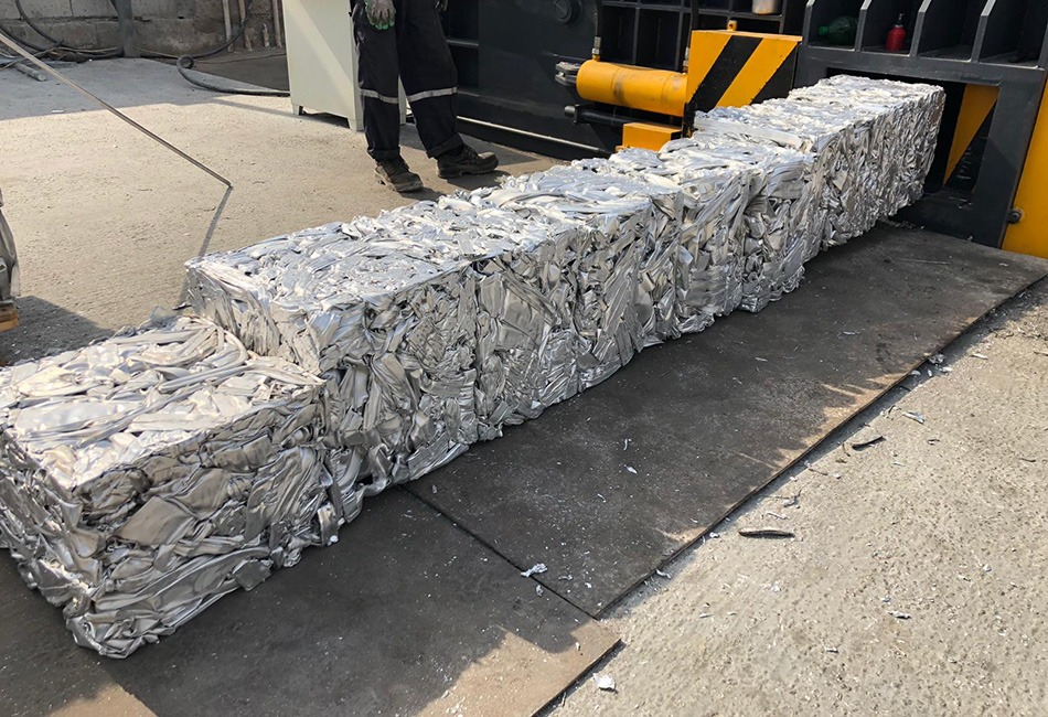 AMB-L1480-160 hydraulic baling press. AMB-L1480-160 油圧梱包プレス。