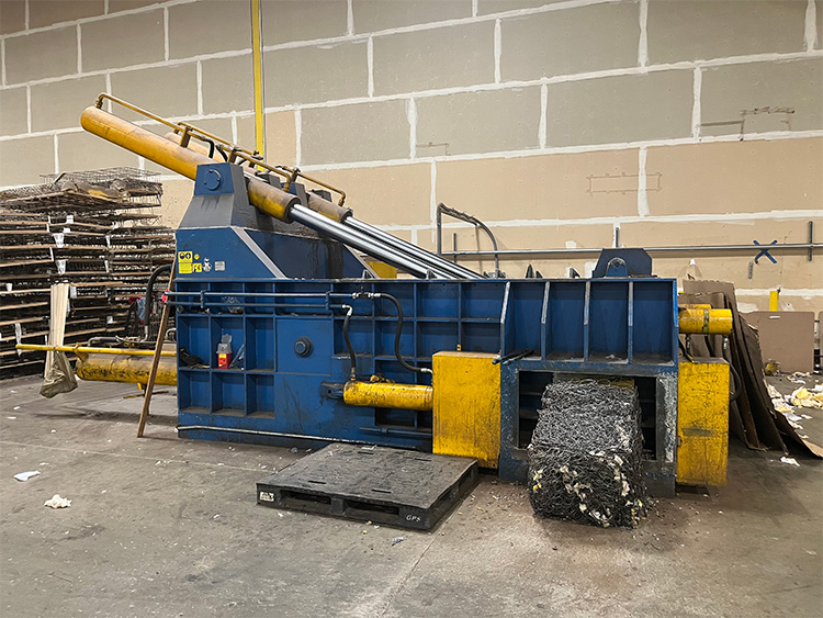 スクラップメタルベーラー