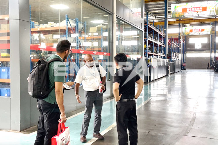 鉄スクラップ梱包プレス