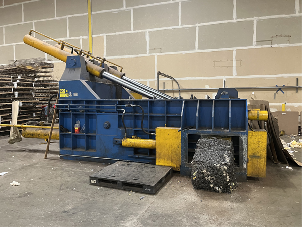 お客様の成功例: リサイクルにおけるマットレス スプリング用の金属ベーラー マシン